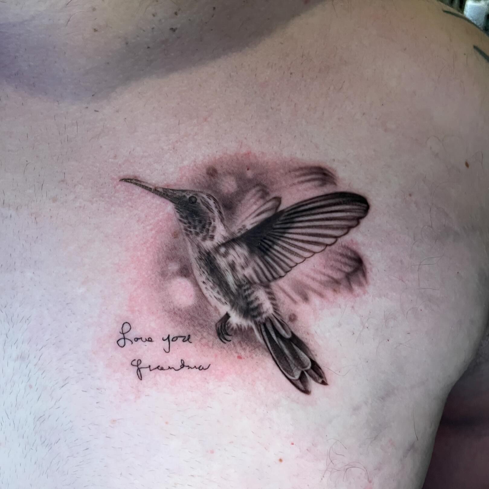 @malditonacho honoring a beautiful soul with this humming bird tattoo.

#hummingbird #hummingbirdtattoo #realistictattoo #inlovingmemory #memorialtattoo #finelinetattoo #losangelestattoo #tattoola #latattooshop #losangelestattooshop #sfvalley #explor