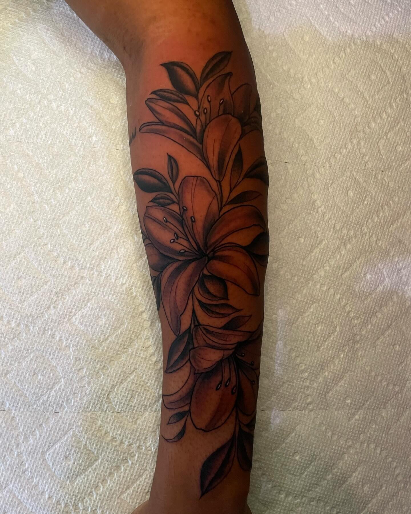 Lillies done by our artist @notjadetattoos ! She is currently booking for April and May! Text (818)308-4218 it book with her directly ✨