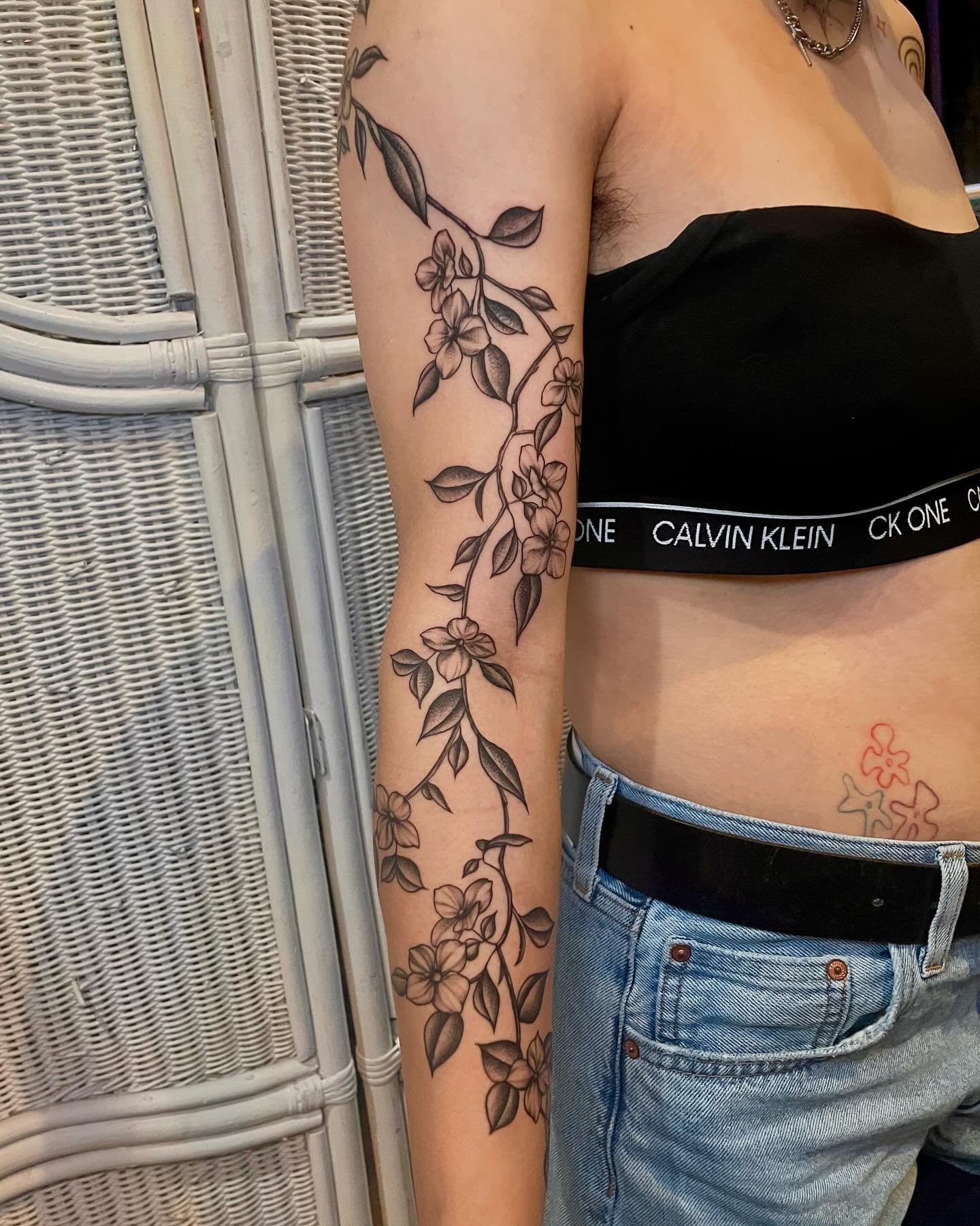 Floral Back and Arm piece done by @notjadetattoos ! She currently has availability for May and June! Book with her now✨