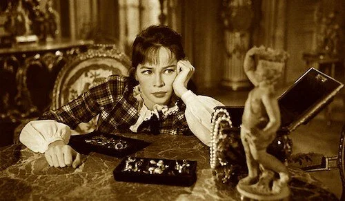 Leslie Caron worked with Minnelli again, this time as the lead character.