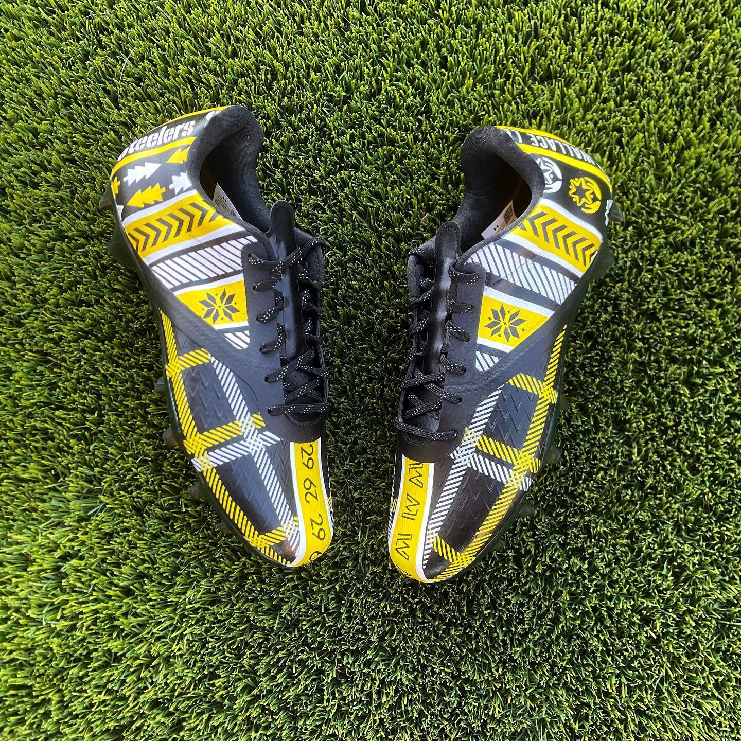 Doing my yearly dusting off of the airbrush for My Cause My Cleats week, featuring a new team!

@_primetime39 of the @steelers (#29) will be wearing these Ugly Christmas Sweater themed cleats this weekend 12/4 against the Atlanta Falcons.

Levi will 