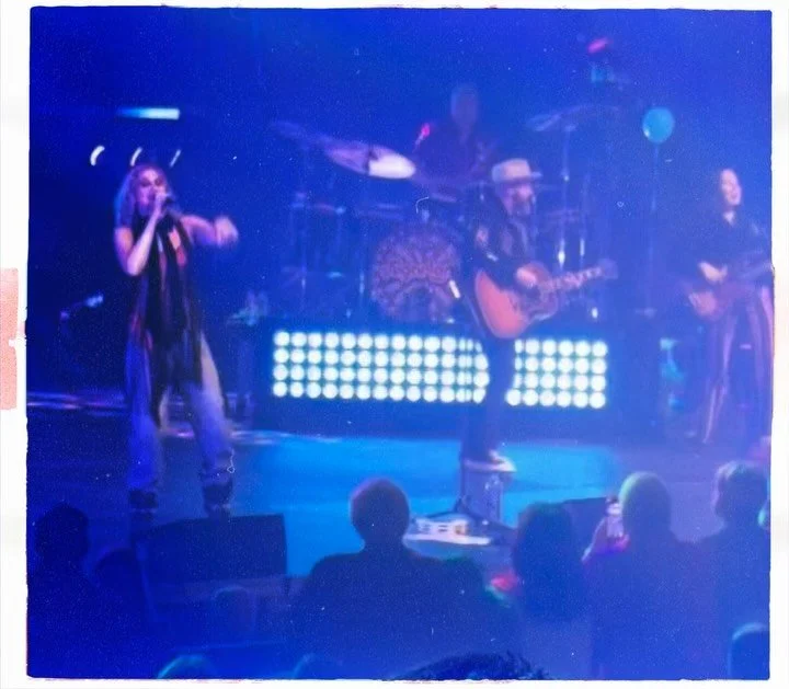 What an absolute JOY to play with such an iconic band&hellip; the one and only, @sugarland! 

It was a massive honor to keep the bass chair warm for my pal, @annieclements. 

Sharing the stage with @jennifernettles, @kristianbush, @thebrandonbush, @t