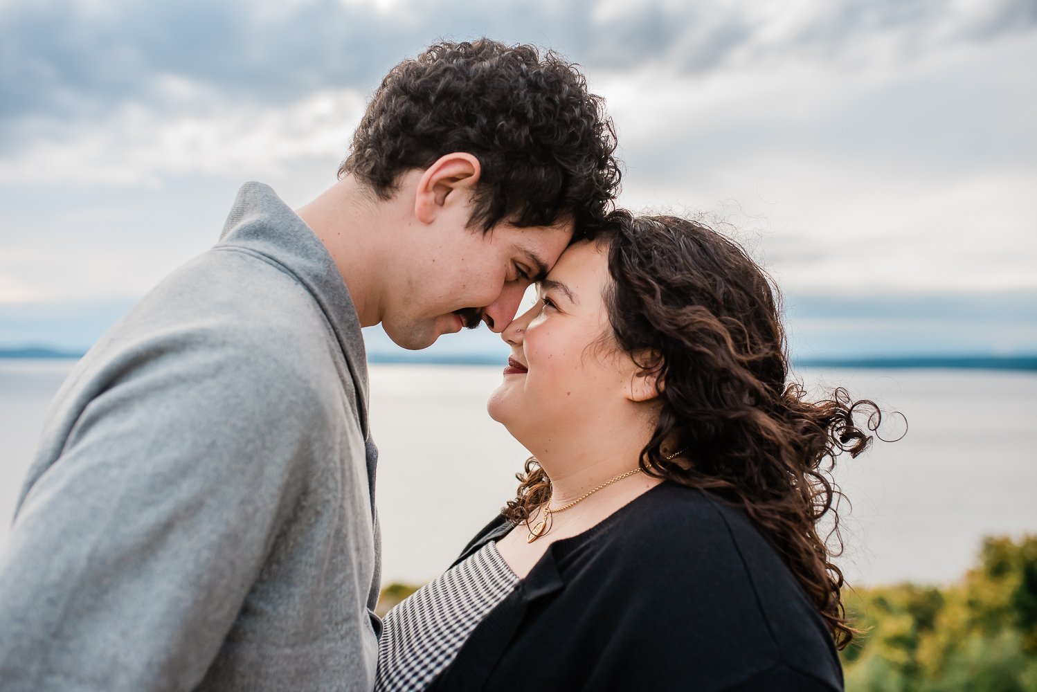  Husband and wife gaze into each other’s eyes. 