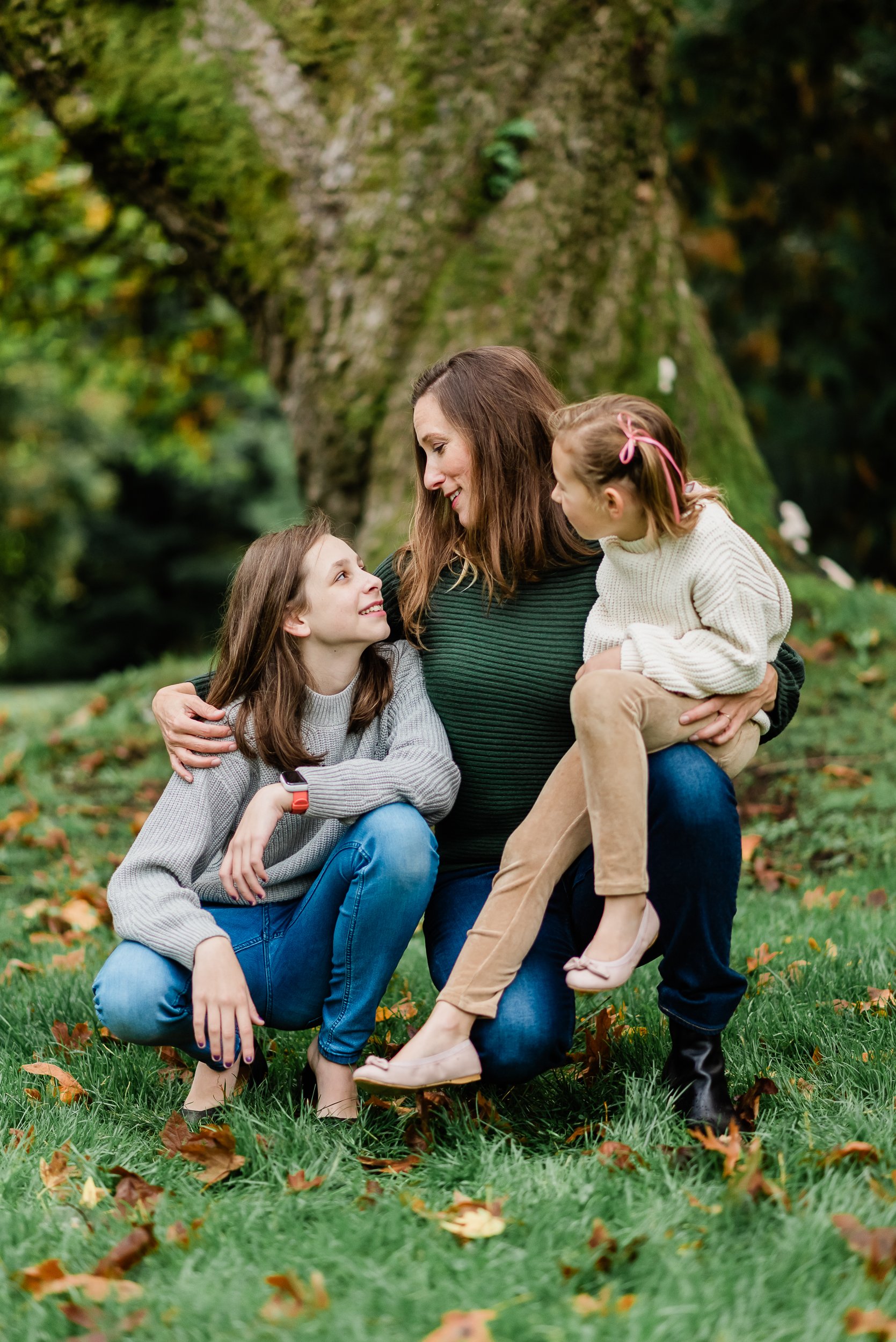  Mother talks about love with her two daughters. 