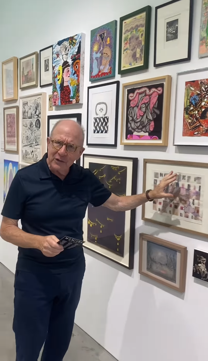  Das ist der NYC Kritiker Jerry Saltz in meiner letzten groupshow in NY. Im vorbeigehen hebt er meine Arbeit erfreulicherweise als crazy hervor. 