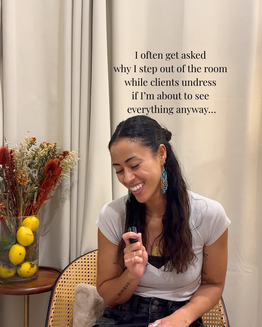 And sometimes I&rsquo;m just eating a snack in the hallway🤭
But truly, those moments are there so you can get comfortable, take a breath, and settle in before your service begins. Your comfort always comes first 🌻 

#roundrocksugaring #roundrockwax