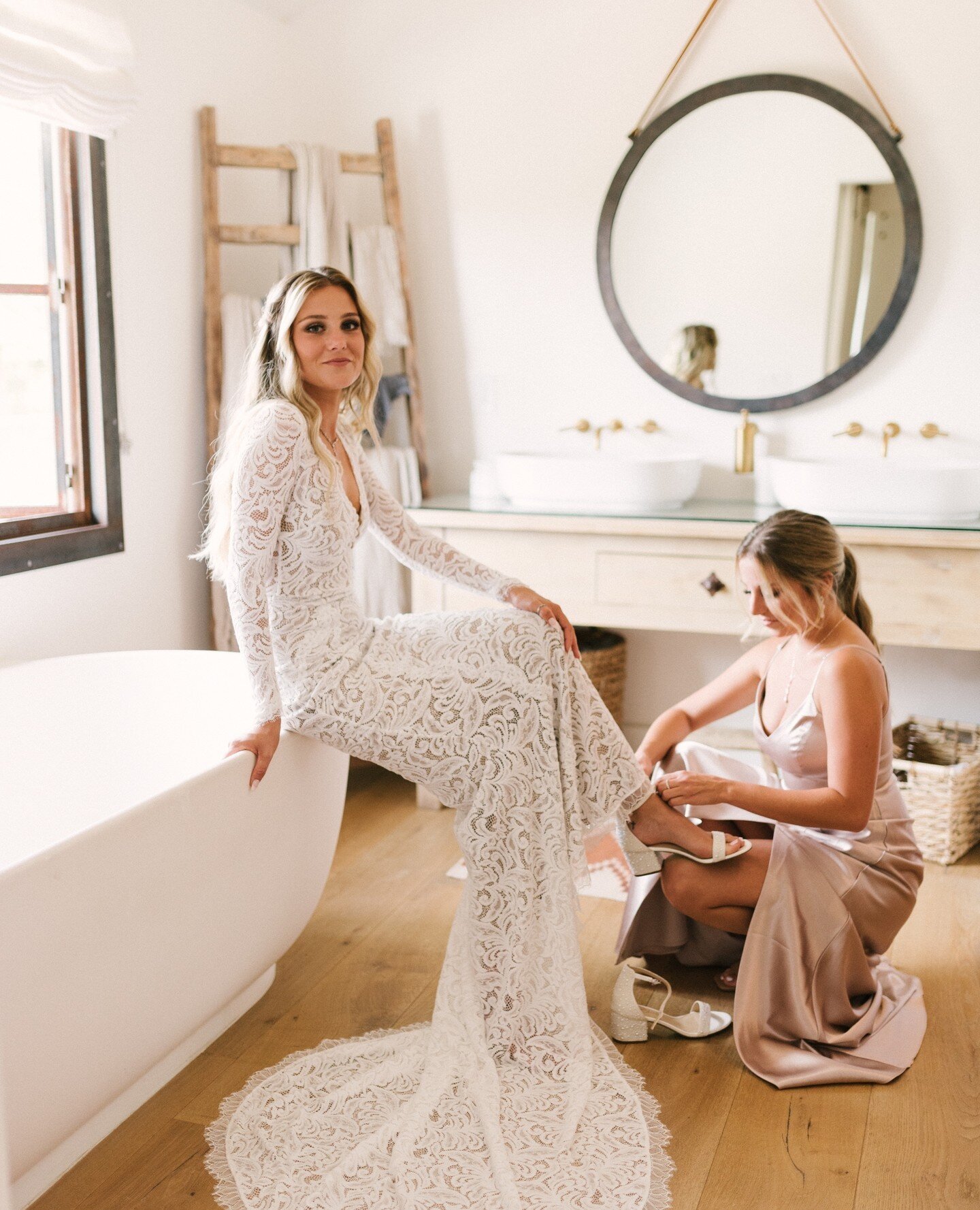 Dreamy wedding morning moments with Kaelyn 💚⁠
⁠
⁠
⁠
⁠
📸: @yvonnegollphotography⁠ ⁠
@augusta.yvonnegollphotography⁠
⁠
⁠
⁠
⁠
⁠
#slo #sanluisobispo #travel #travelcalifornia #shareslo #visitslocal #vacationrental #airbnb #farmstay #vrbo #familyfriendl