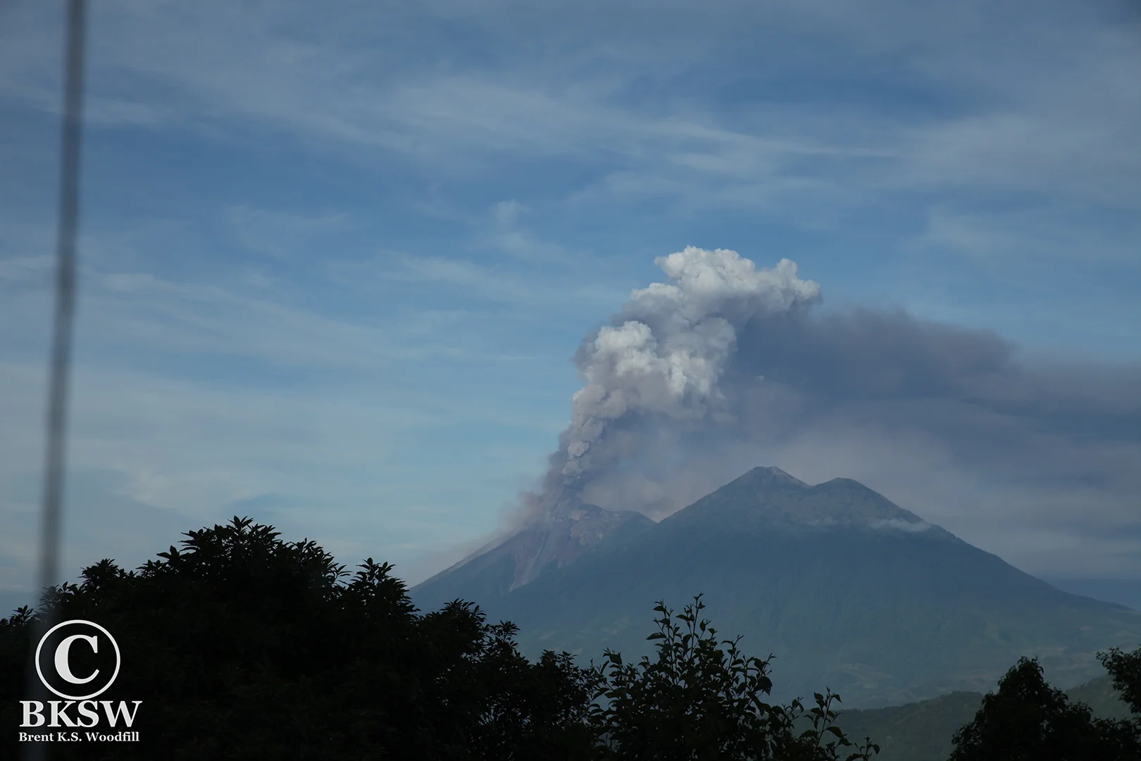 Volcán Fuego erupts
