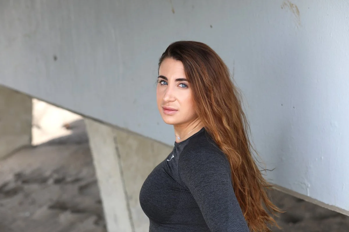    Here’s How This Online Personal Trainer Earns $1+ Million/Year    Zoe Rodriguez, 25, has built an online fitness empire and has sold more than 100,000 ebooks. 