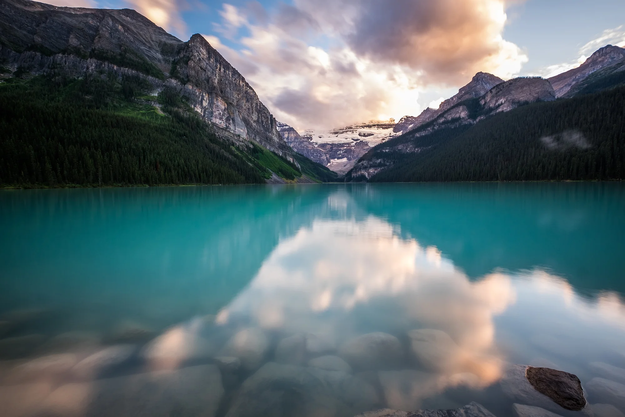 lake louise 90396820.jpeg