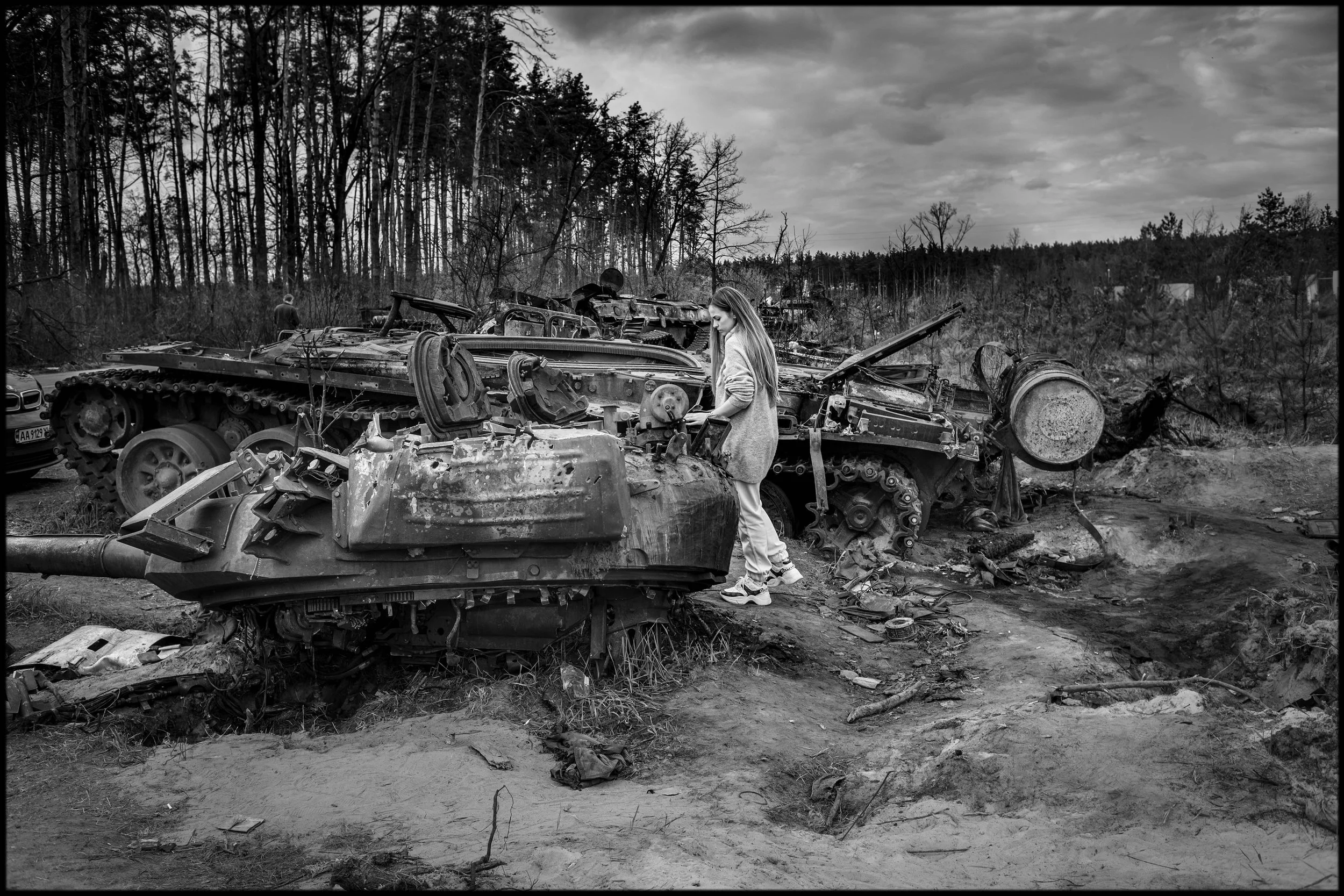 UKRAINE_GIRL AND TANKS.11.jpg