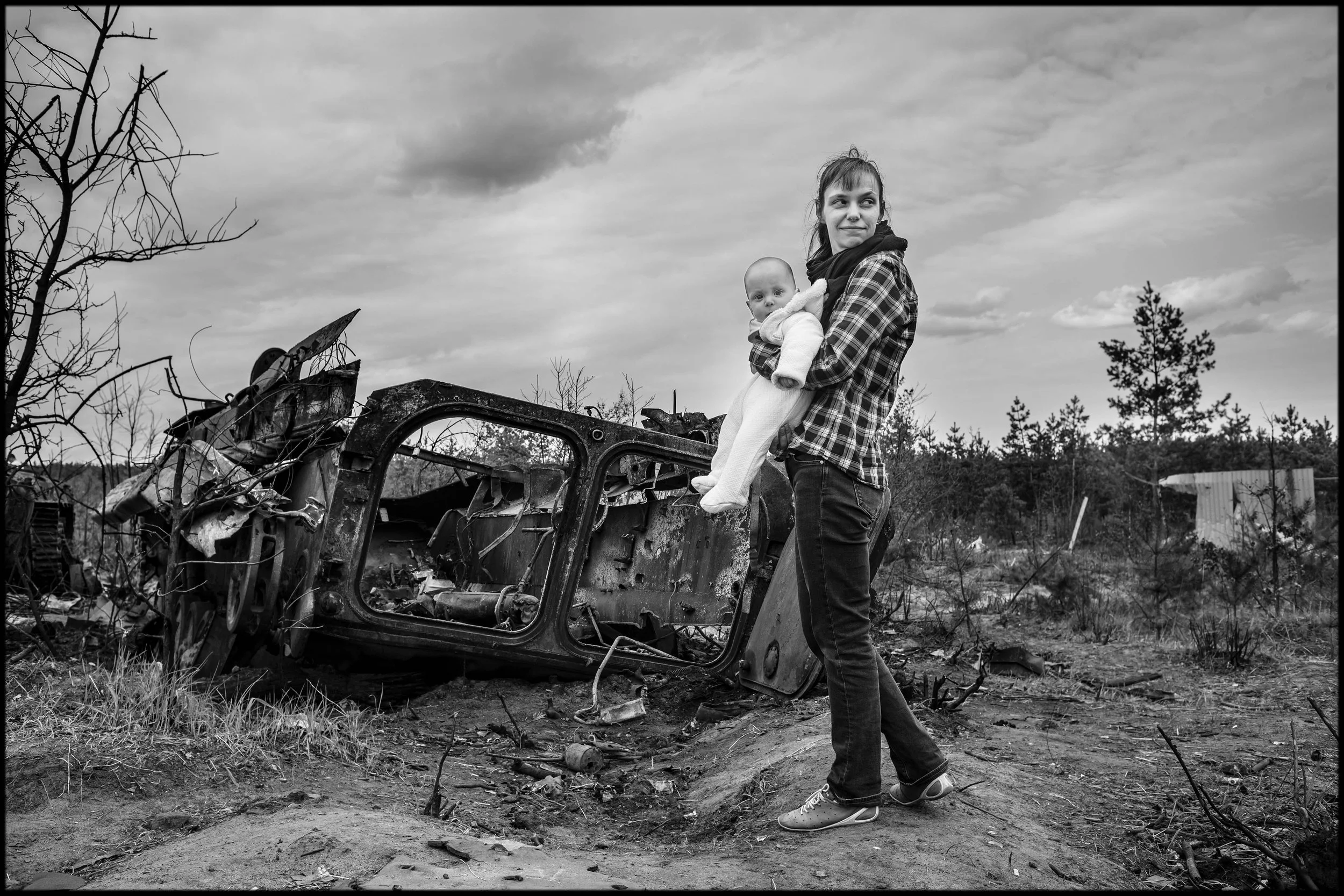 UKRAINE_MUM AND BABY AT DEAD TANKS.20.jpg