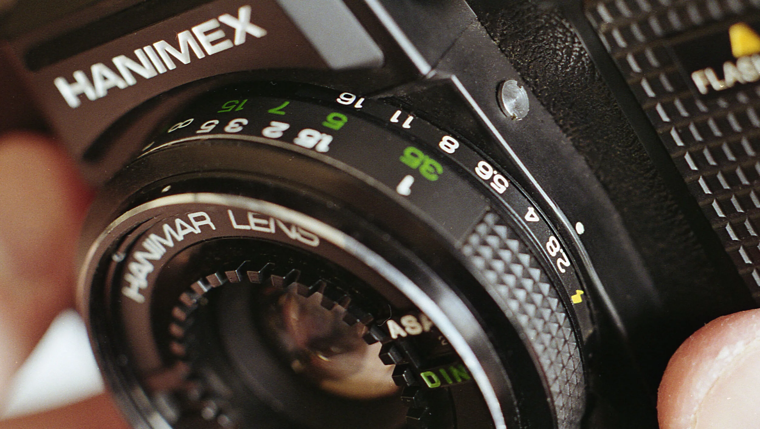 Hanimex 35 Reflex Flash Focus and Aperture Controls.jpg