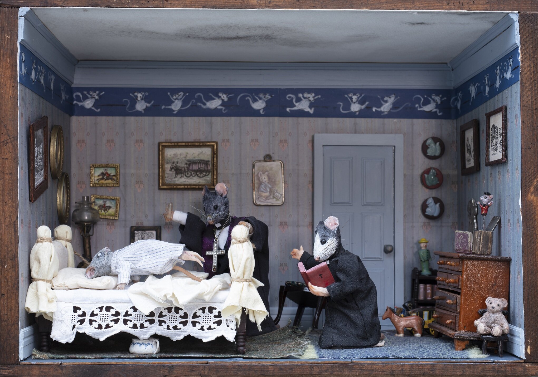 Scene fra "Exorsisten" gjenskapt som diorama med mus. Av Ingvild Eiring. Scene fra "Exorsisten" gjenskapt som diorama med mus. Av Ingvild Eiring.
