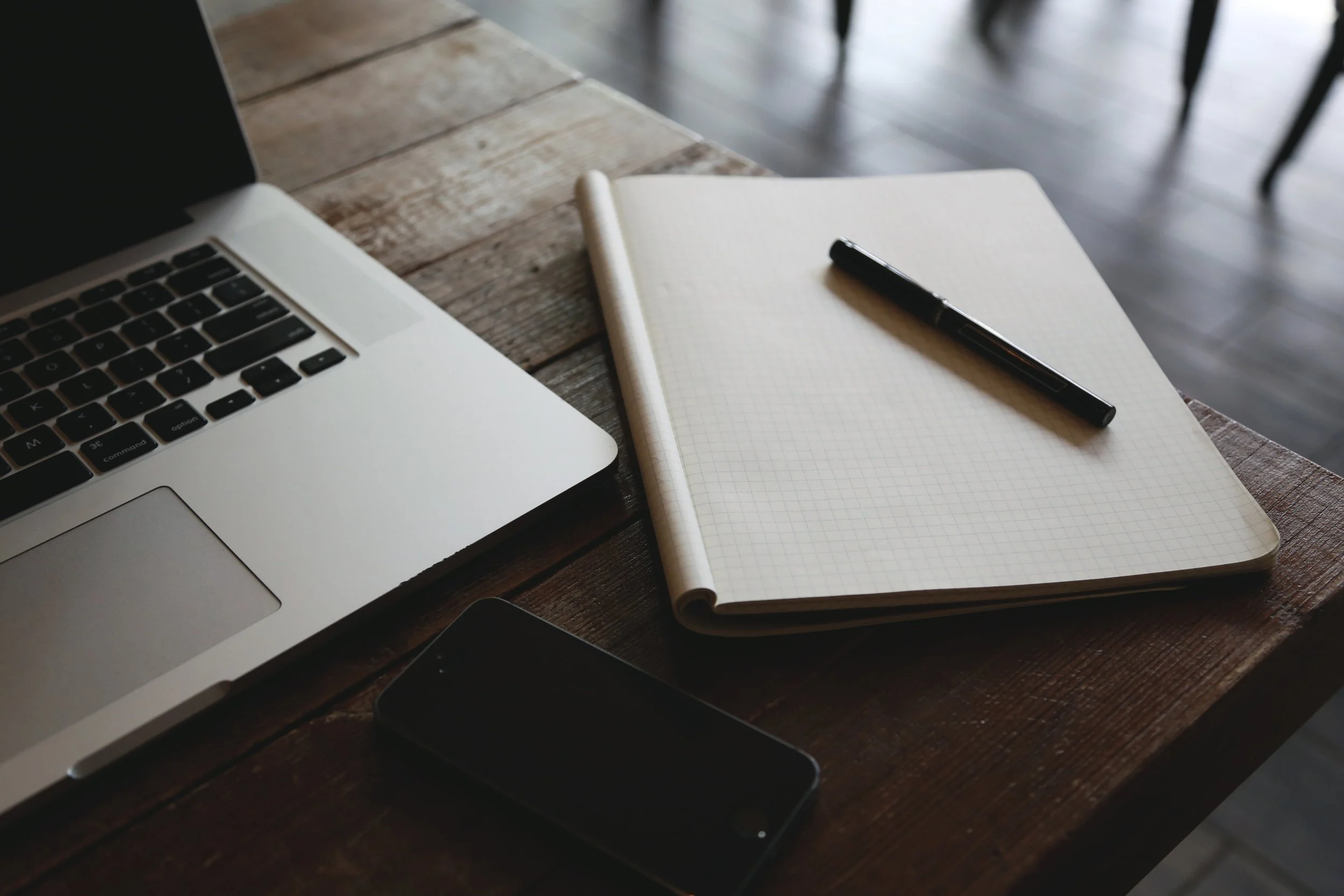 cellphone-desk-iphone-7100.jpg