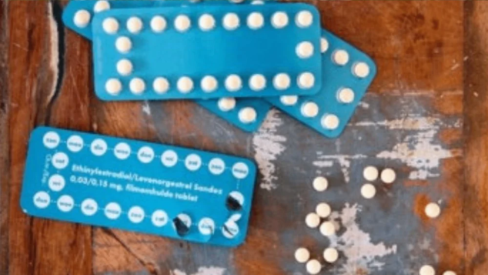 strip met pillen en losse pillen op een tafel