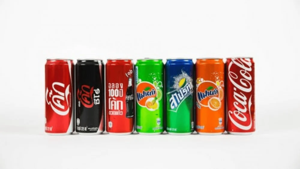 blikjes frisdrank op een rij