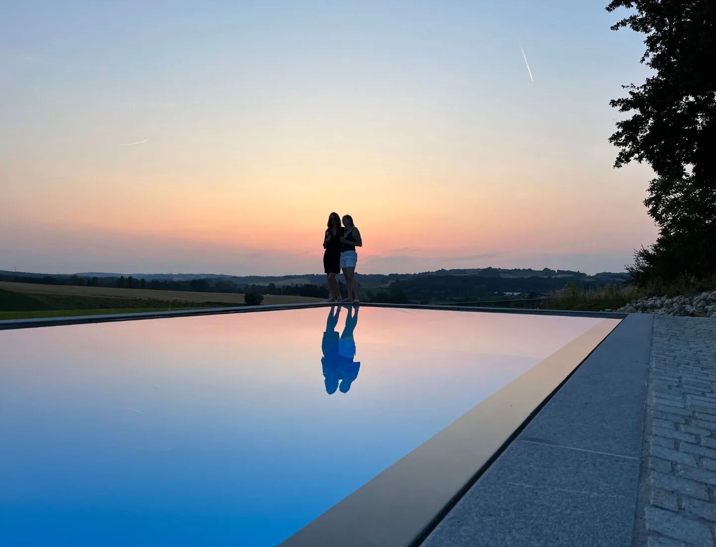 Such a perfect setting for an evening chat with friends. 

The birds dipping down in to the water, the sun just set, the wine chilled.

#summerevenings #sunset #friends #silhouette #frenchevenings #poolviews #bonsoir #vino #mybestfriend #bordeaux #an