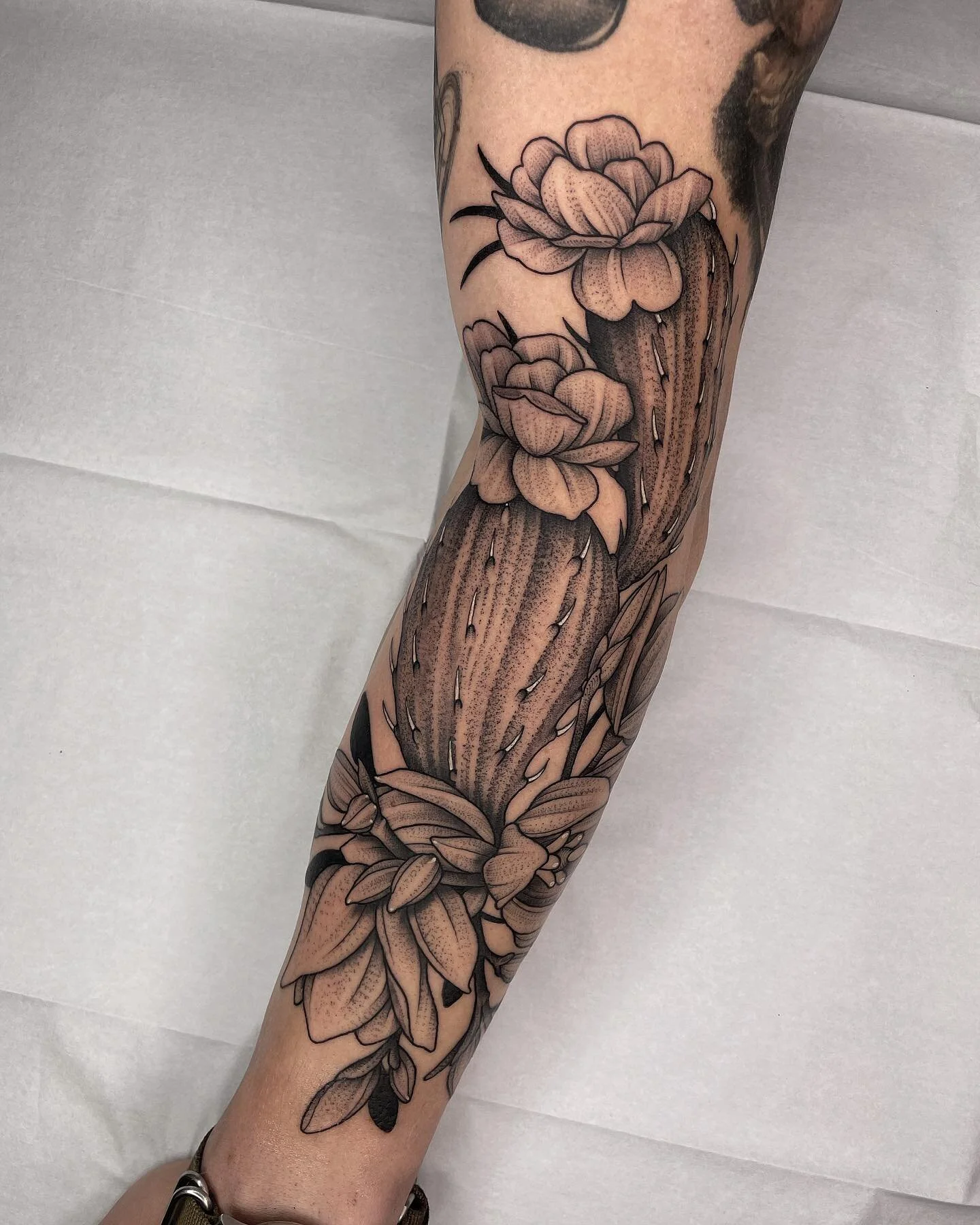 Oregano and Oreos with a hint of nacho juice. Made at @tigerclue 

#Tattoo #flash #traditional #blackwork #taot #blackworkerssubmission #dotwork #flashaddicted #tttism #equilattera #tattrx #tattoosnob #portlandtattoo  #floraltattoo #blacktattooart