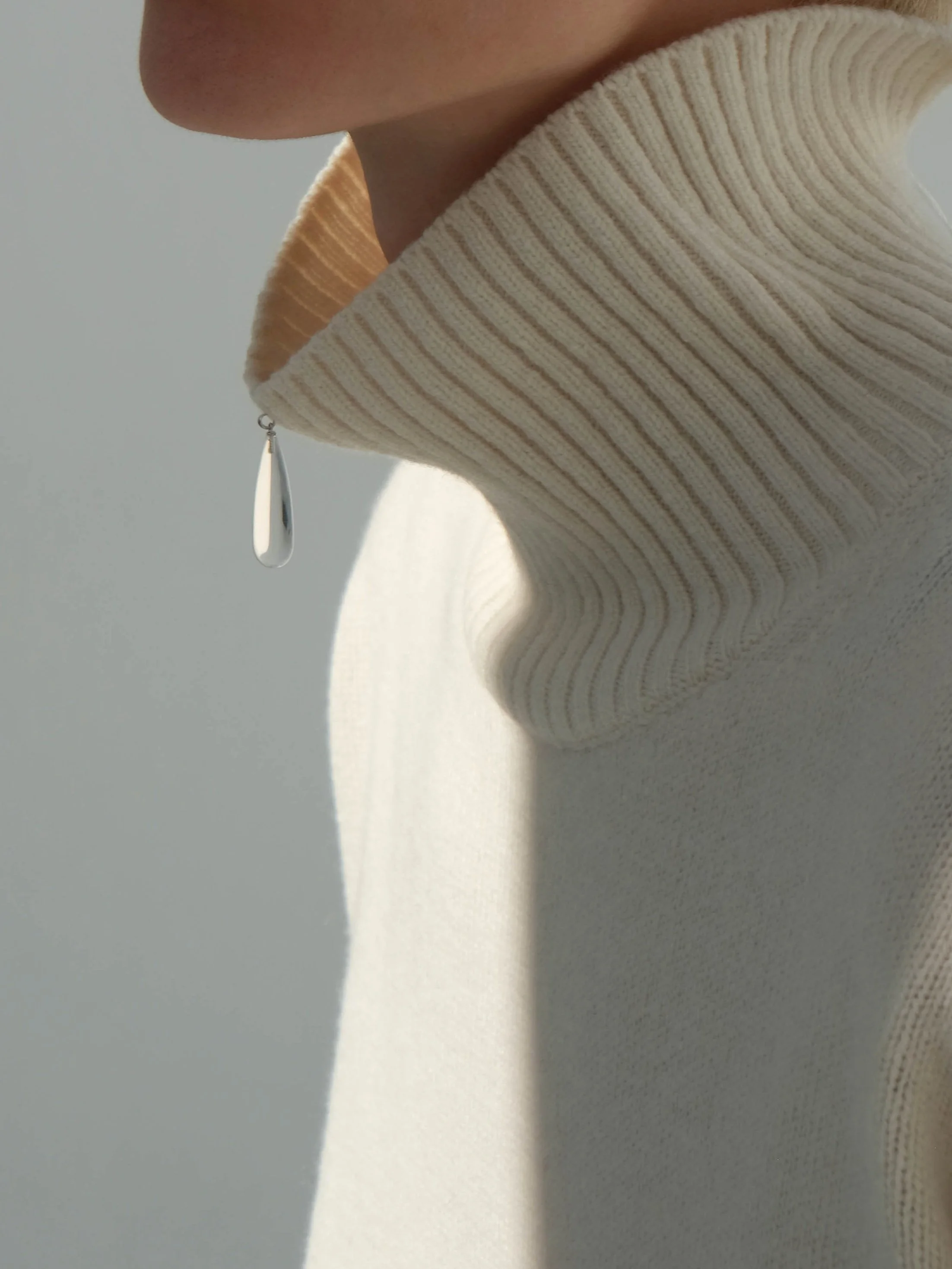 Silver brooch with a large teardrop mountain crystal, dynamic, made by hand by goldsmith Julia Bocanet in Amsterdam.