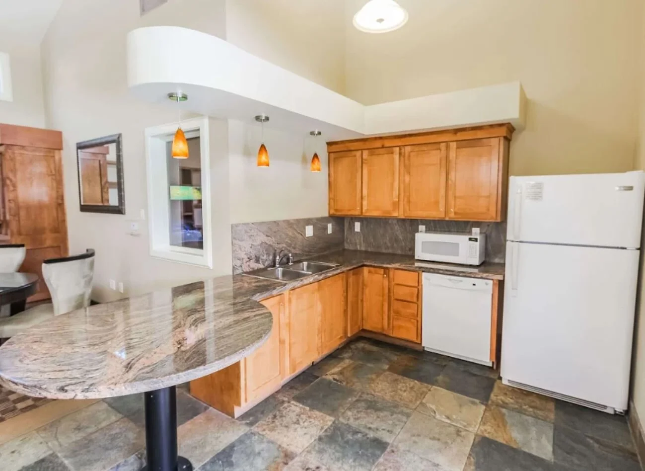 KITCHEN 2.JPG