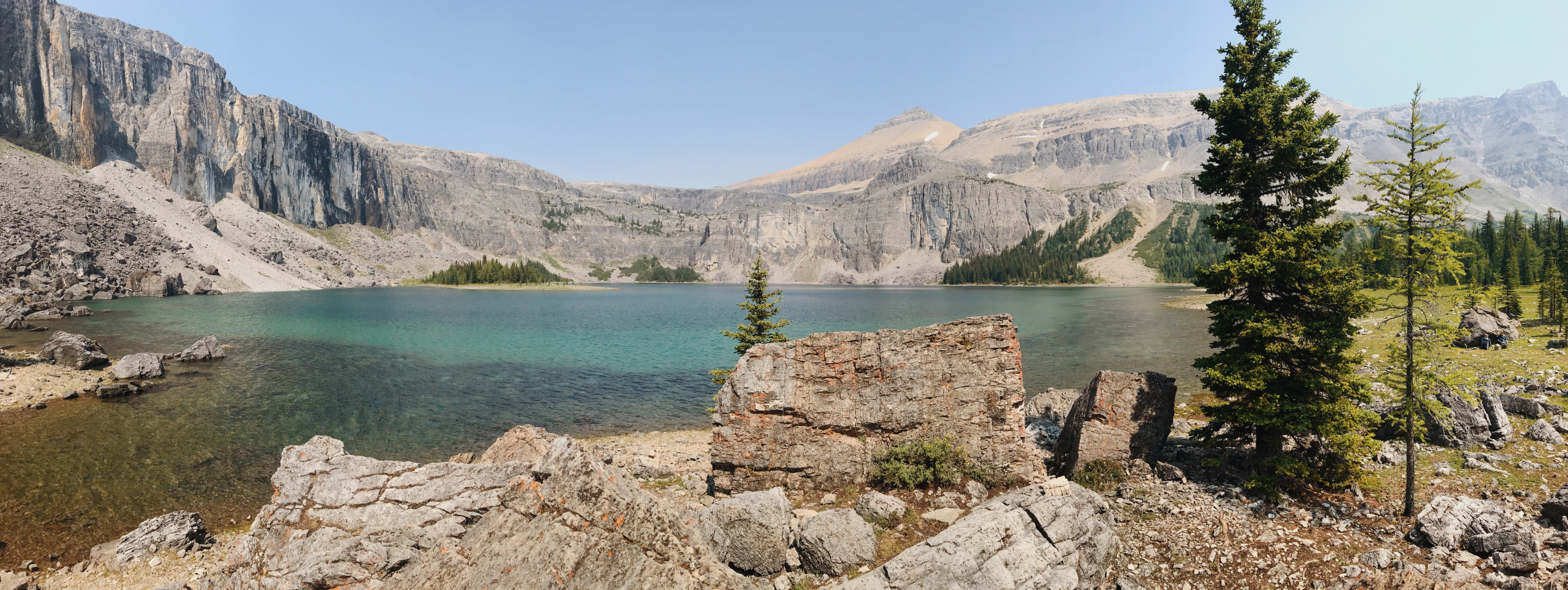 A panoramic view of Rockbound Lake