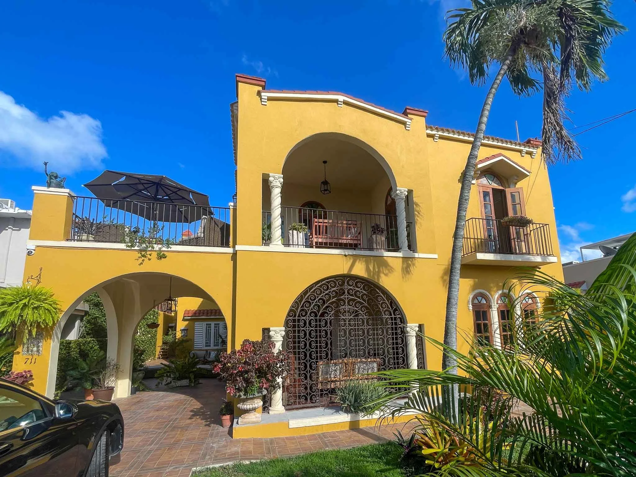 Yellow House in Miramar - Paraiso Realty