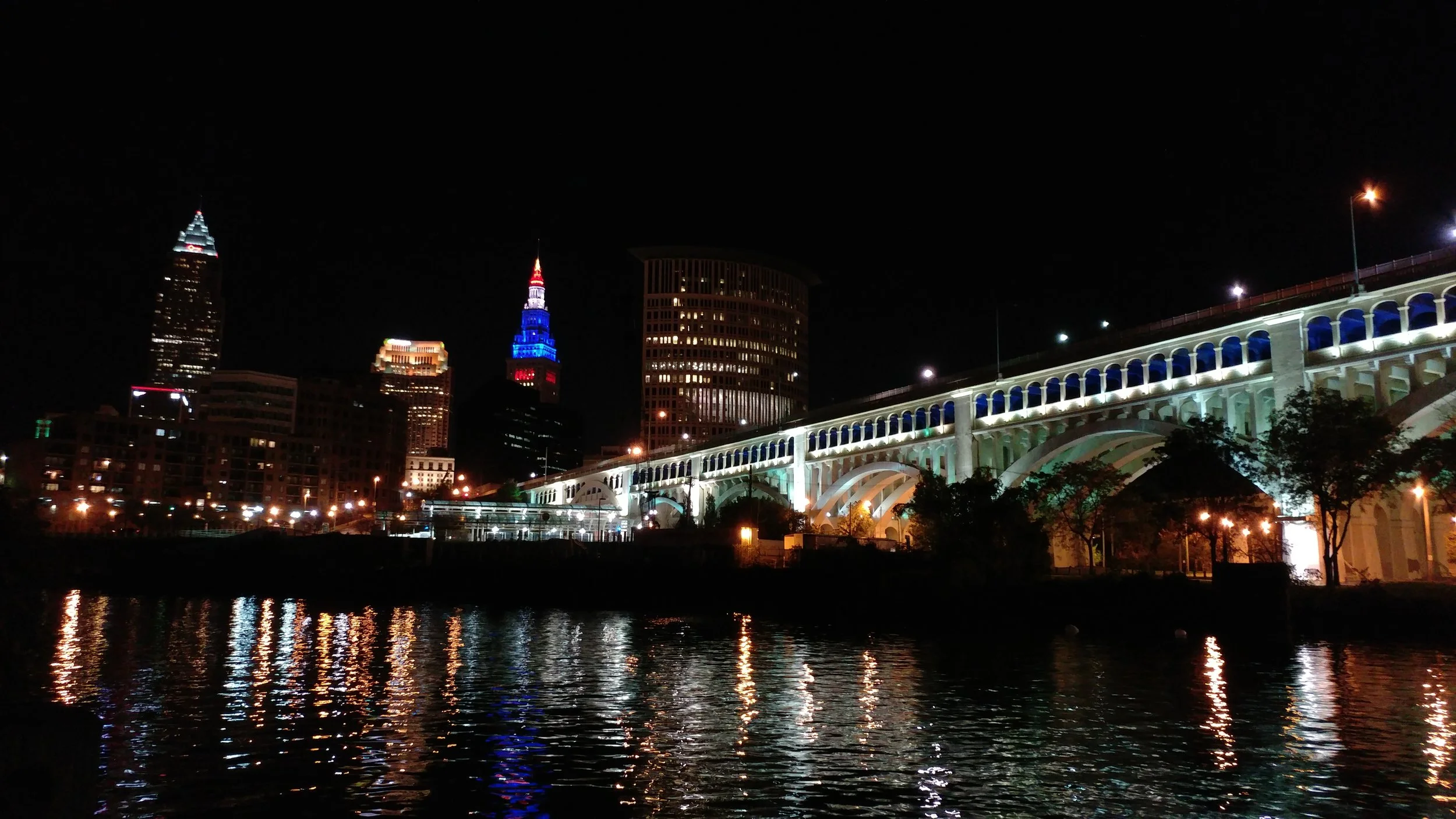 Cleveland_skyline_at_night.jpg