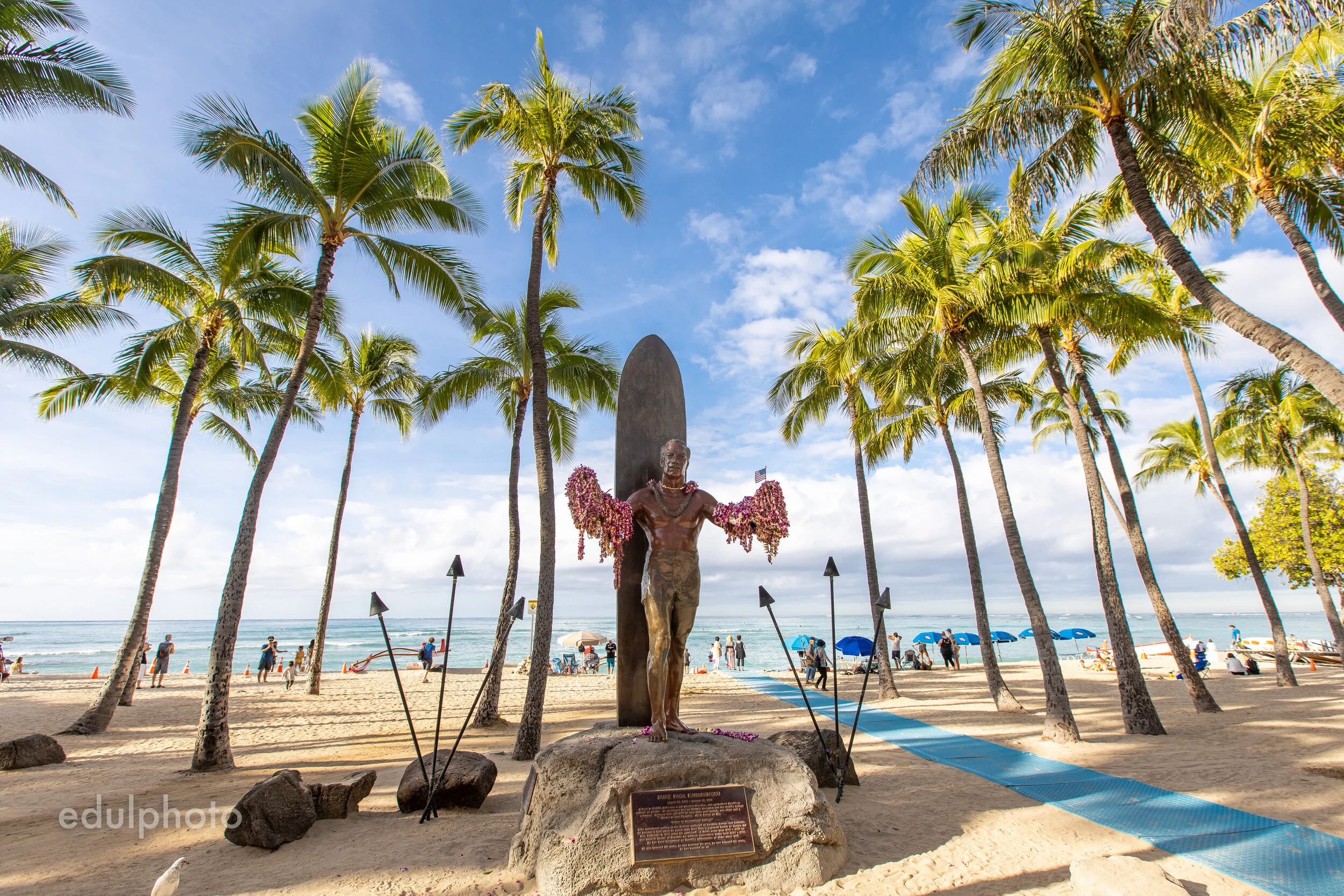  The statue of “duke” kahanamoku in Waikiki beach pays homage to the Hawaiian surfer and olympic athlete who gave fame and popularity to the sport of surfing which has its origins on the beaches of Hawaii.  f7.1 1/125 ISO100 16mm  