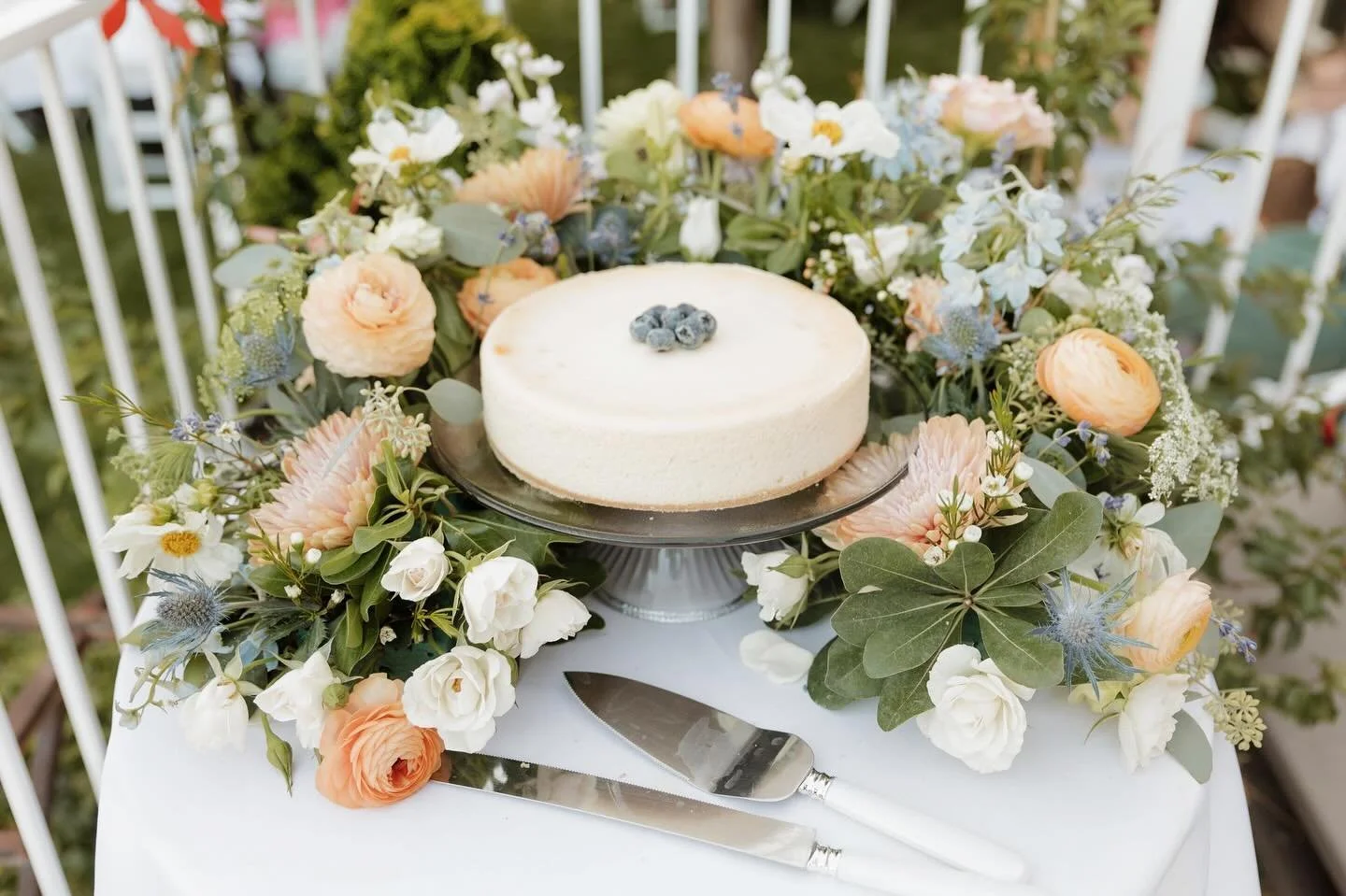 Love the look of cake in a sea of flowers. 🌸