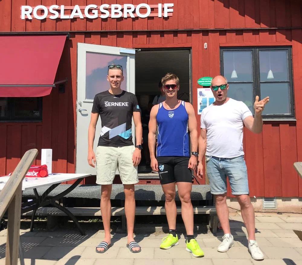 Spurtprisvinnarna Pontus Nordström och Victor Gustafsson med Janne Pettersson ur arrangörsstaben.