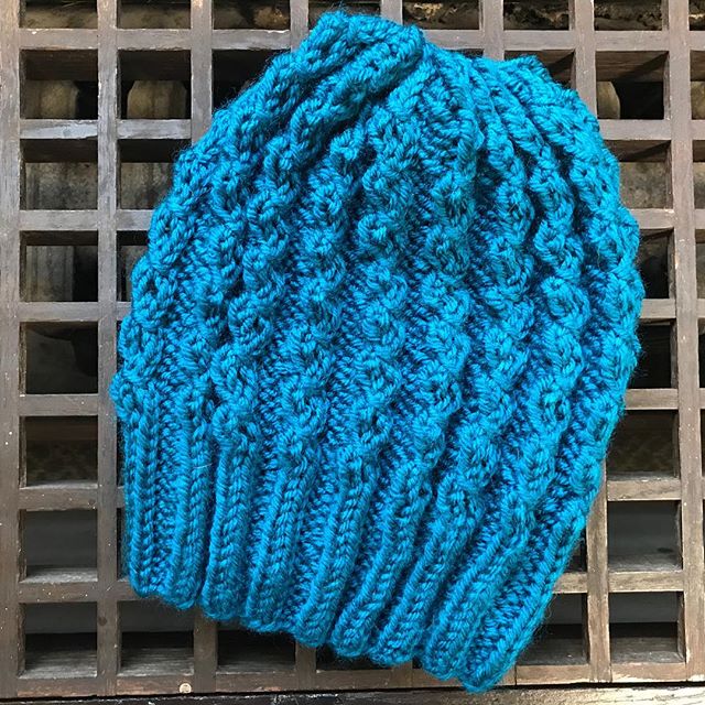 This hat is knit in teal acrylic by @wyldkit.
Hat is available in exchange for a donation of $20 or more to @packyourbackmi, which helps kids in #Flint & beyond. Donation link: https://secure.givelively.org/donate/pack-your-back/knitters-for-flint
Email knittersforflint@Gmail.com to check availability.
#knittersforflint #knitthewave #knittersofinstagram