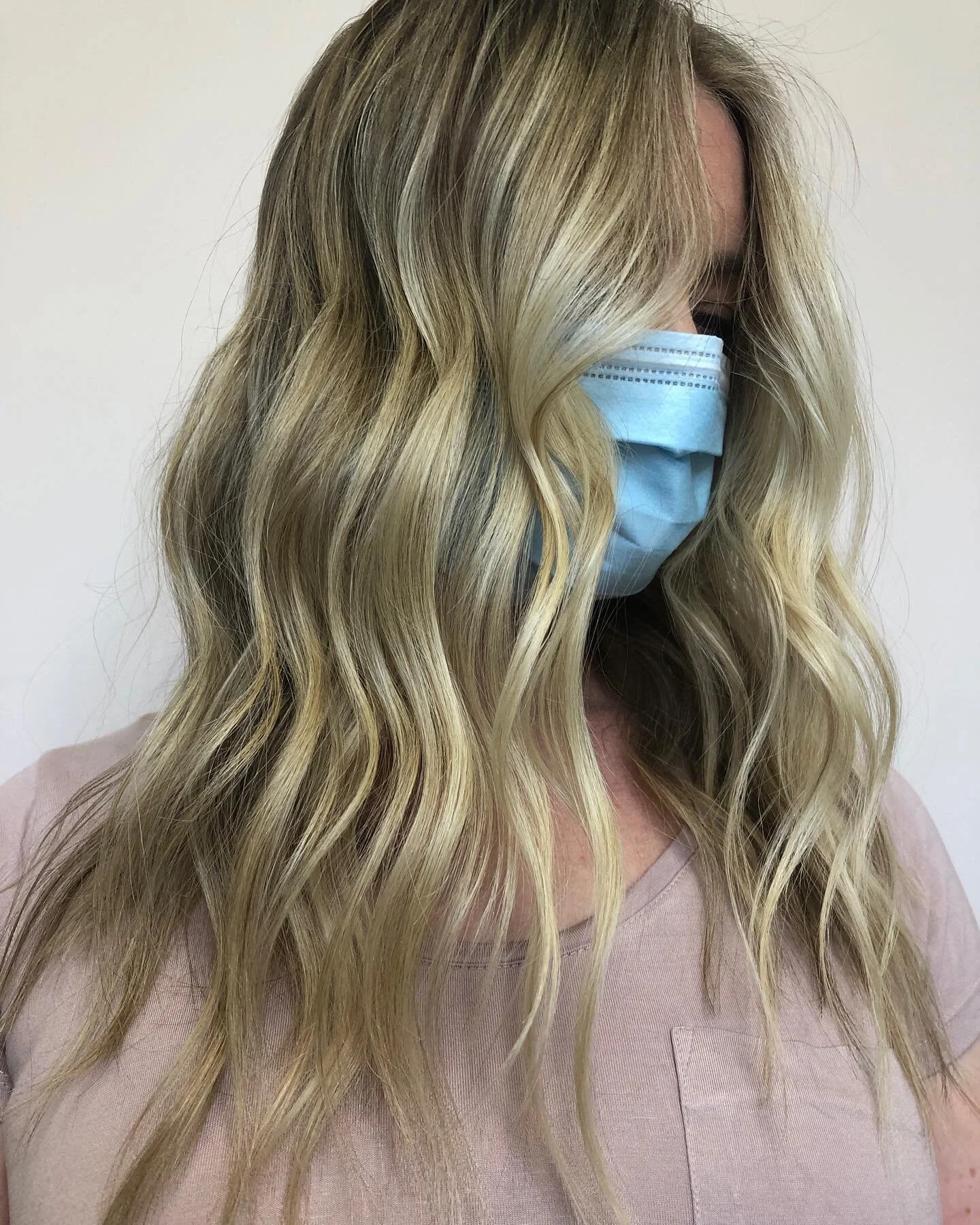 Swipe to see (before) how changing YOUR angle and your clients head position can fill your frame with HAIR.
⠀⠀⠀⠀⠀⠀⠀⠀⠀
Here&rsquo;s step-by-step how we find &ldquo;the&rdquo; angle:
1. Turn to the left (or right) and look down
2. Fluff up the hair so 