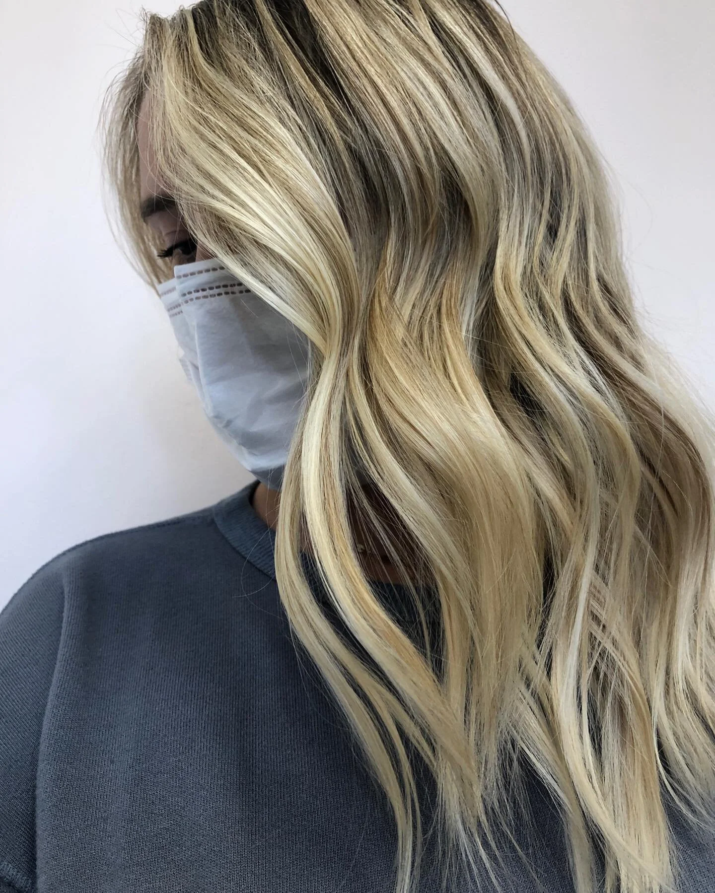 👉🏼 Swipe to see where we started two services ago.
⠀⠀⠀⠀⠀⠀⠀⠀⠀
What we were correcting: two different stylists, two different techniques and a strong separation between the two.
⠀⠀⠀⠀⠀⠀⠀⠀⠀
Appointment one: home care overhaul, cut clean up, soften the 