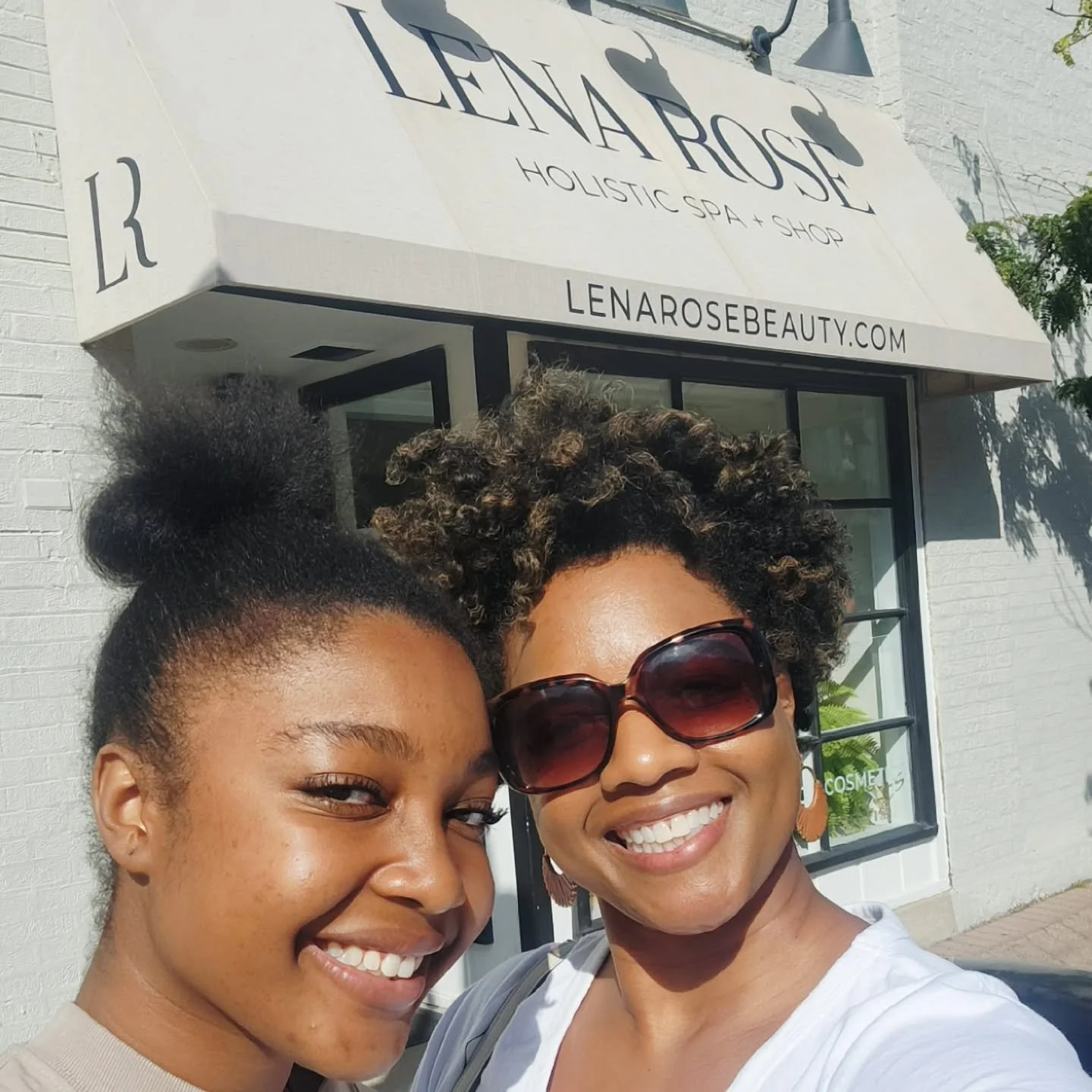 Had such a fun and relaxing time at gorgeous, Lena Rose in downtown Naperville. Felt good to just sit still 😌. 

Our nails are beautiful, and hearts are full. Thank you, @lenarose_naperville, for always taking such good care of us. 

#momlife #welln