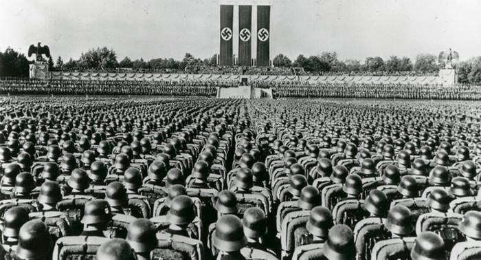 Massascène in de grote Luitpoldarena in Neurenberg