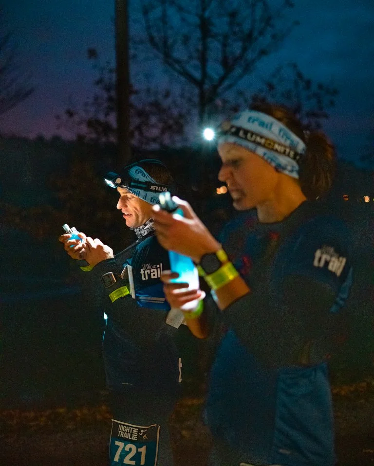Emelie Lilliefeldt och Nils Risberg, Team Nordic Trail, fyller depåerna vid första vätskekontrollen efter 14 km löpning.