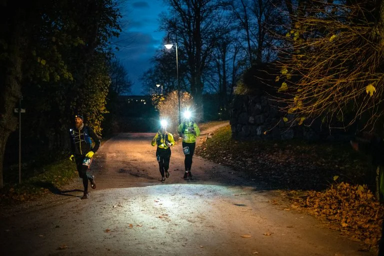 Mathias Eklund, Ärna IF, i sällskap med duon Annelie Ståhl/Paula Kirkegaard, Running4serenity vid första vätskekontrollen.