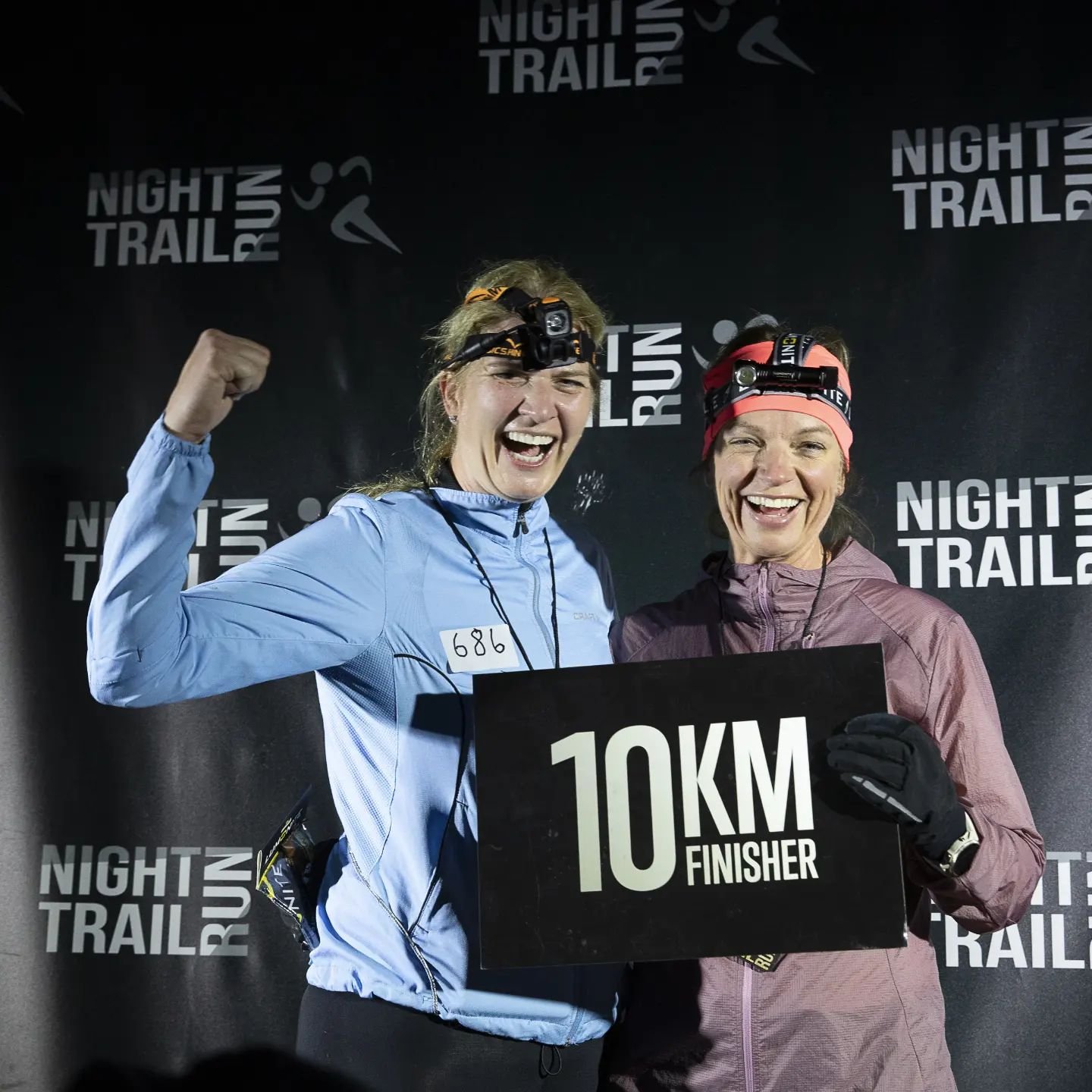 Night Trail Run fokuserar p&aring; upplevelsen av att springa i en bubbla av ljus i m&ouml;rk skog. Att v&aring;ga utmana sig sj&auml;lv under trygga och trevliga former. Ensam eller tillsammans med andra. Kort sagt #reclaimthedark 💚