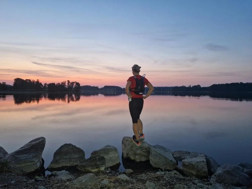 Maxa upplevelsen av &aring;rets ljusaste natt! V&auml;lkommen till v&aring;rt minsta (men l&auml;ngsta) lopp. Start kl 02.00 p&aring; midsommarafton. Sedan 30 km underbar trail i gryningen d&auml;r du m&ouml;ter ljuset l&auml;ngs v&auml;gen. Och s&ar