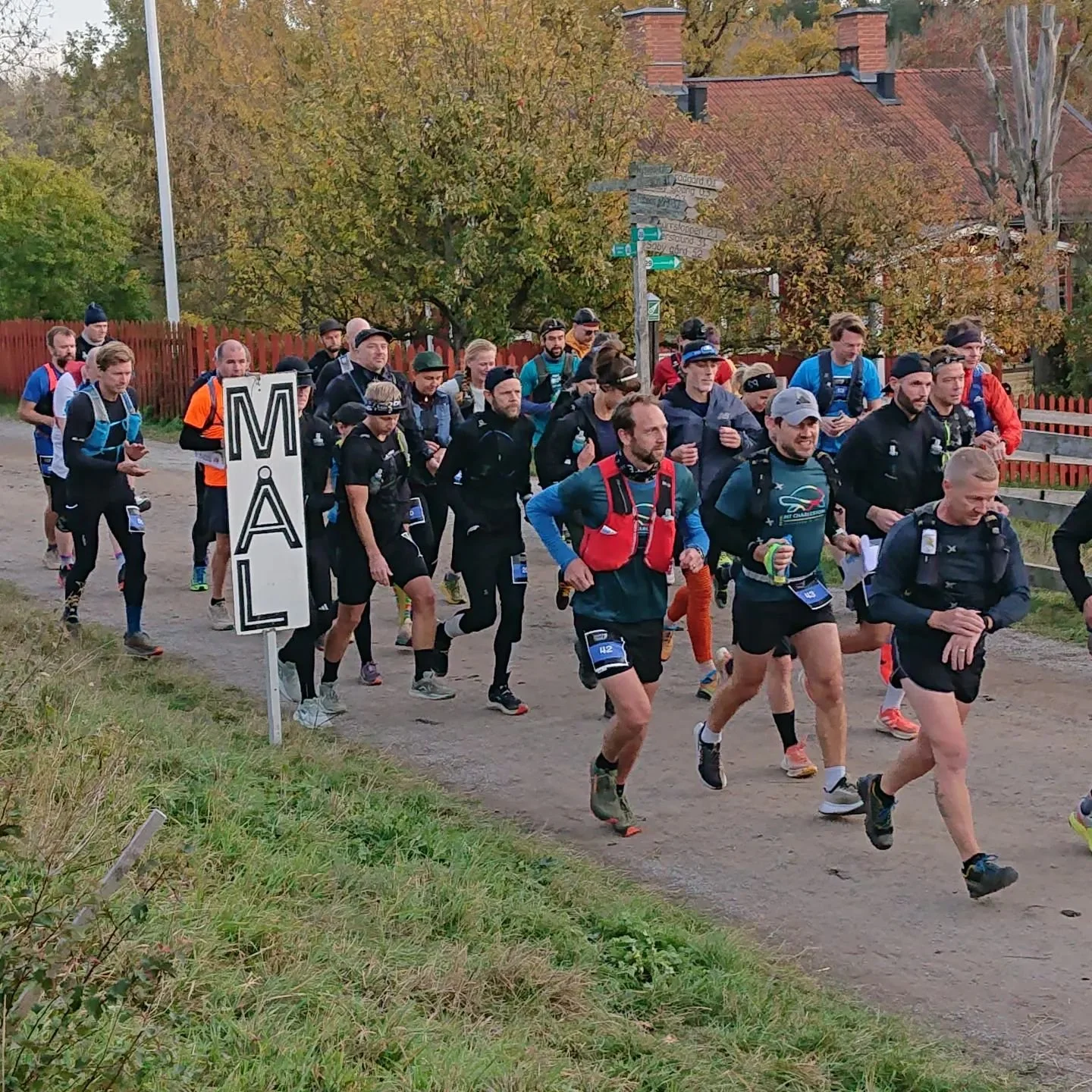 30 kilometer trail startar vid m&aring;let 😁 Om n&aring;gra timmar kommer de tillbaka till samma plats, efter att ha njutit av &aring;rets nya banstr&auml;ckning. Ska bli s&aring; roligt att h&ouml;ra vad l&ouml;parna tycker om banan! 

#Trail #ultr