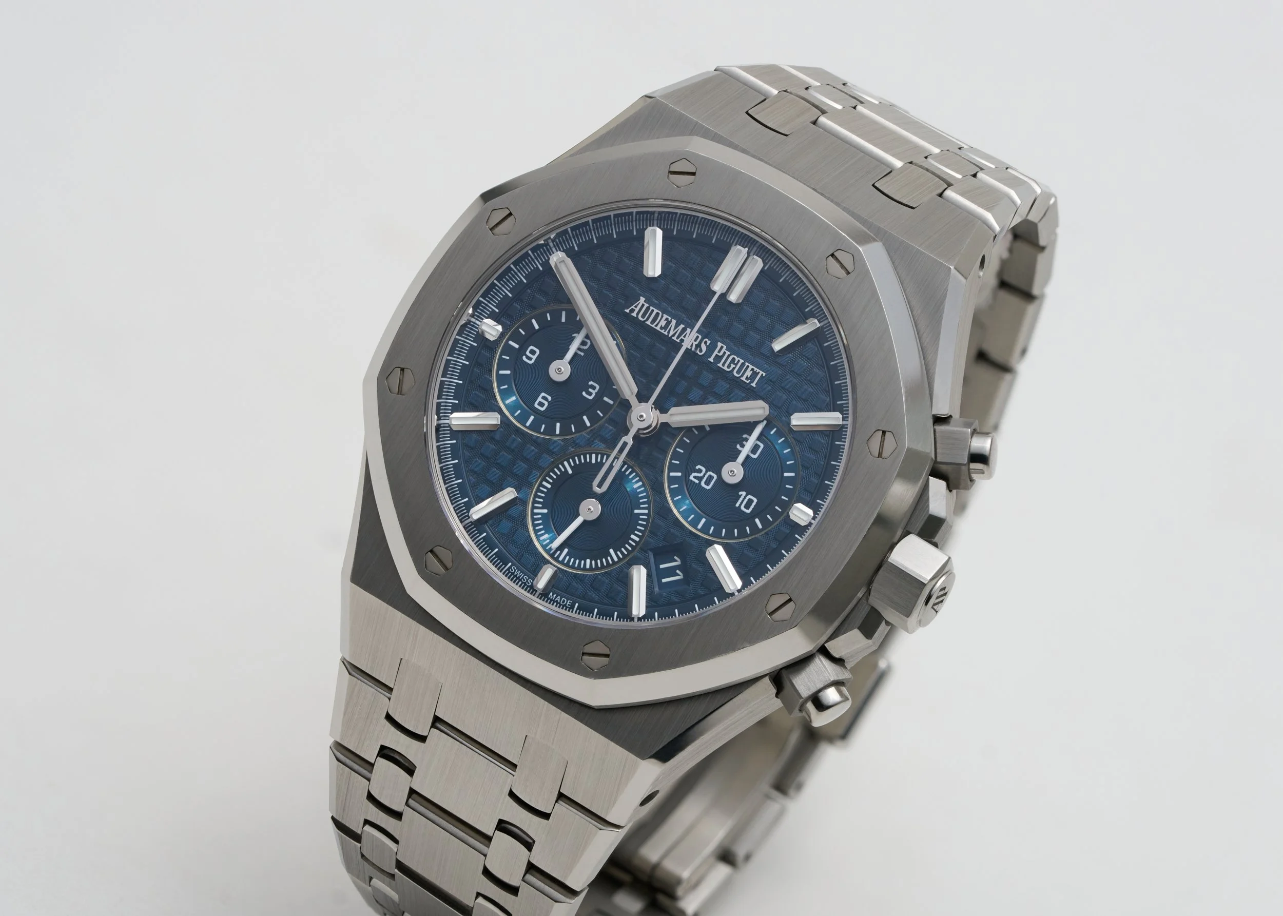 AP905 Audemars Piguet Royal Oak 26715ST Blue Dial Chronograph 38mm-2.jpg