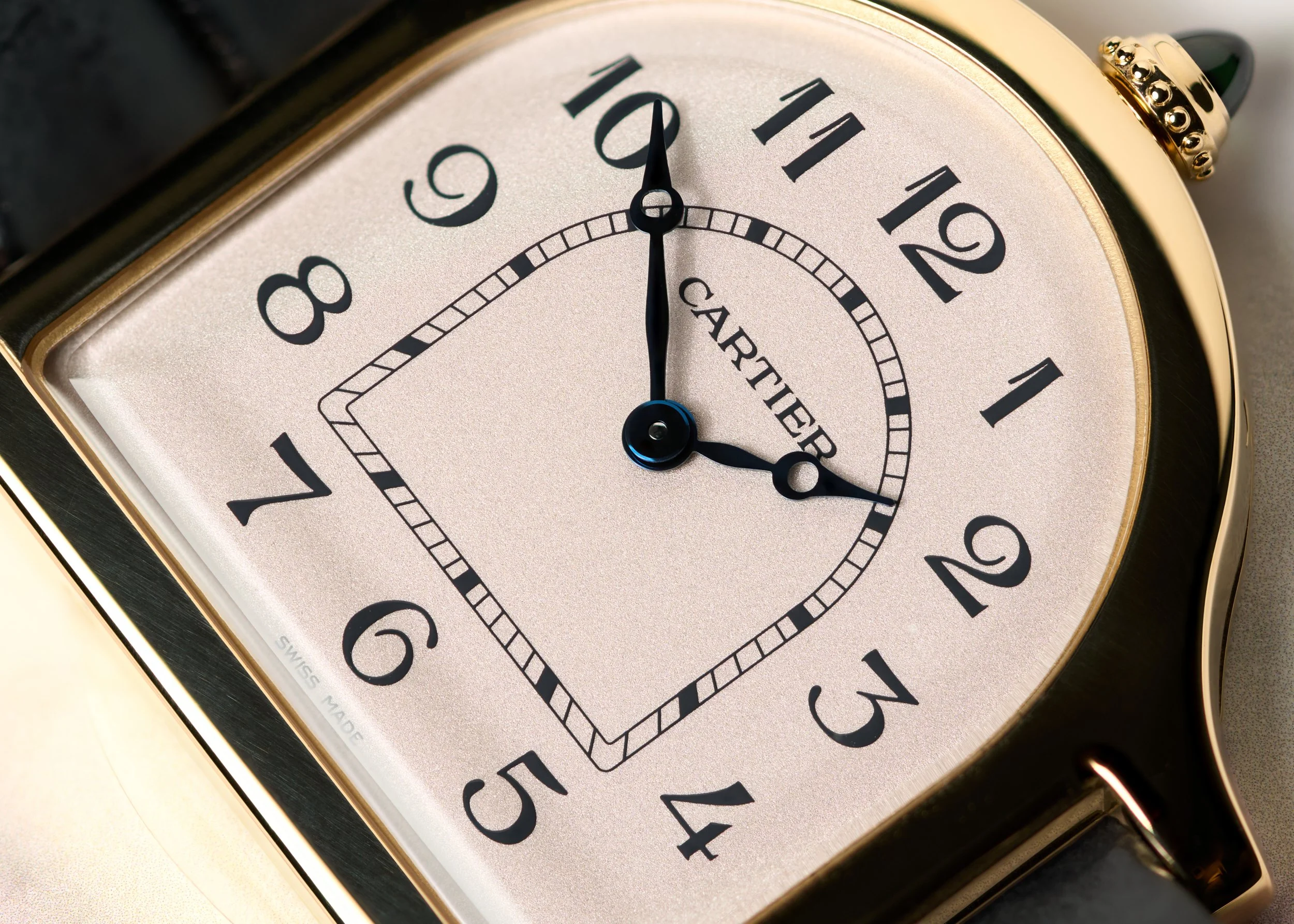 CT943 Cloche De Cartier Yellow Gold WHCC0008-7.jpg