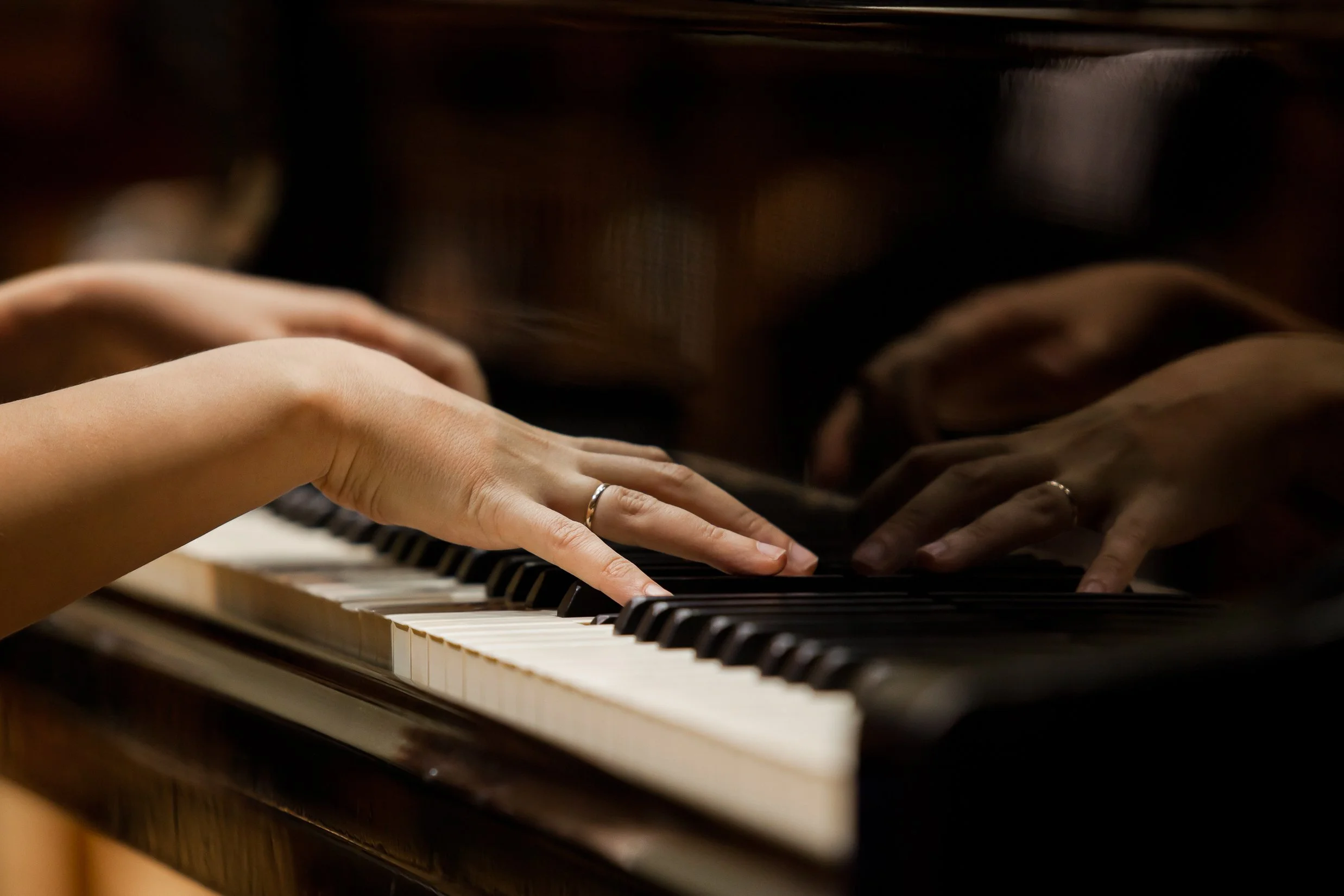 Hands-of-a-woman-playing-the-piano-520691477_2475x1650.jpeg