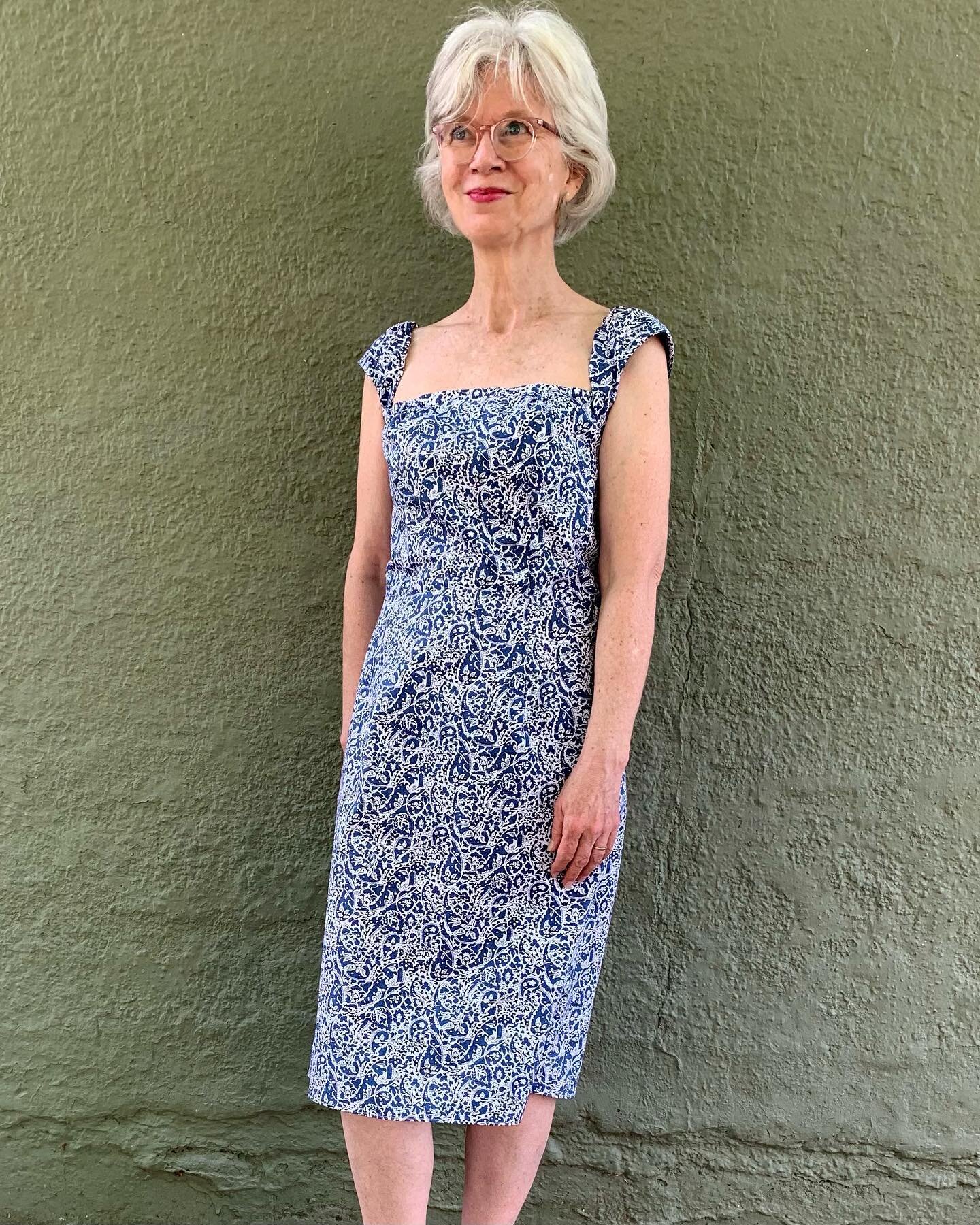 I had my eye on this Anna Sui Vogue Designer sundress pattern when it was originally released in 1998! Swipe 👉 to see why I came back to it!  Head over to @minervadotcom to read about the details of this vintage designer make.  The smooth and lightw