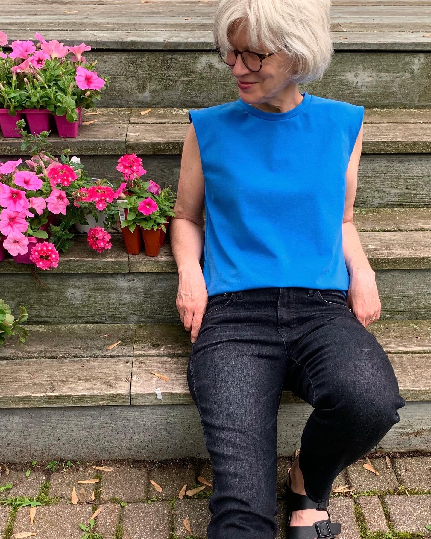 Here is @just_patterns Claudia tank for #FashionOnTheSofaFriday aka #SewnShownSeated with @SewOver50.  I actually made this cool looking sleeveless top for my vaccination date- who doesn't make clothes for special occasions? but it was too cold to we