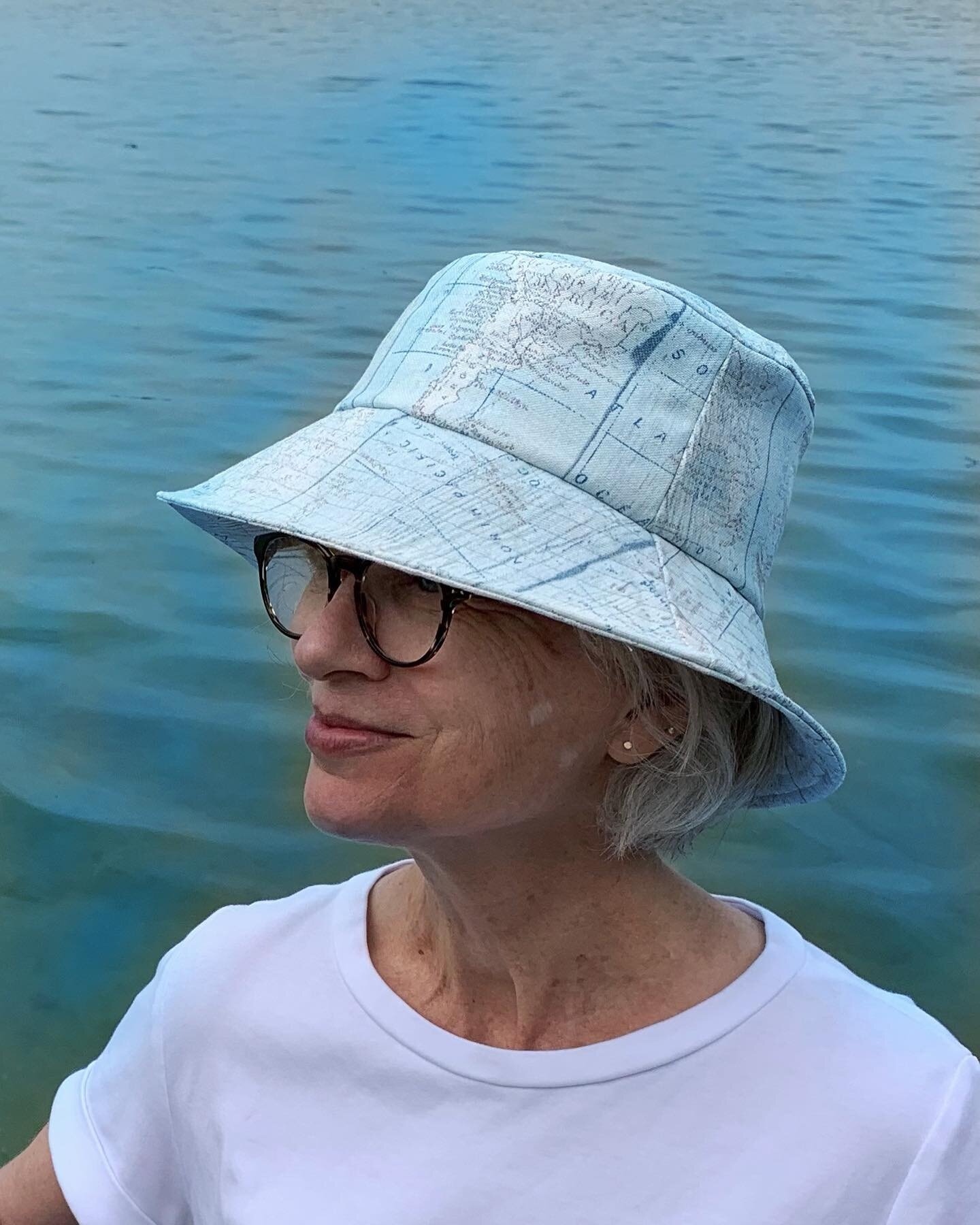 Lake holiday essential 🌞: my new organic cotton canvas Sorrento bucket hat.  This charming map of the world printed fabric is from @minervadotcom as part of #minervaambassador program. The Sorrento hat by @elbe_textiles is a fan favorite for good re