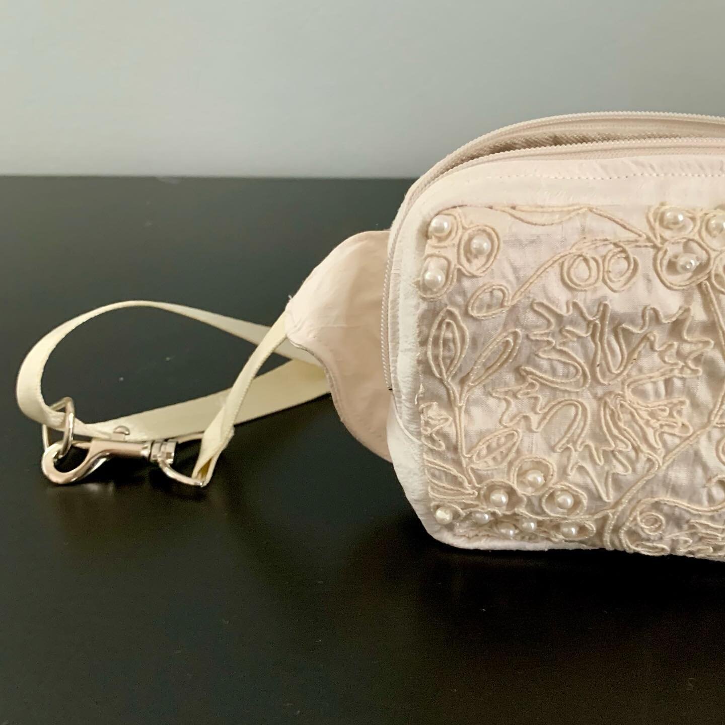 Fennel Fanny Pack in embellished silk for the bride-to-be in the family.  The  #fennelfannypack pattern by Sarah Kirsten is my go to for gifts so I made this fancy wedding day version for a shower present 🎁. Beaded silk dupioni front and back, plain