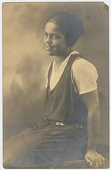 220px-Gwendolyn_Bennett.jpg