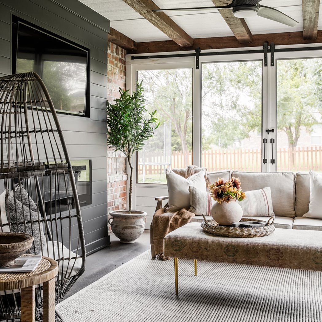 Outdoor or indoor? You can&rsquo;t go wrong in this space! ☀️

Design&bull; @thestagedlife 
Photography&bull; @emilyhartphoto 
.
.
.
.

#moderndesign #sodomino #designsponge #okc #okcphotographer #dwell #decorcrushing #housebeautiful #mydomaine #okcd